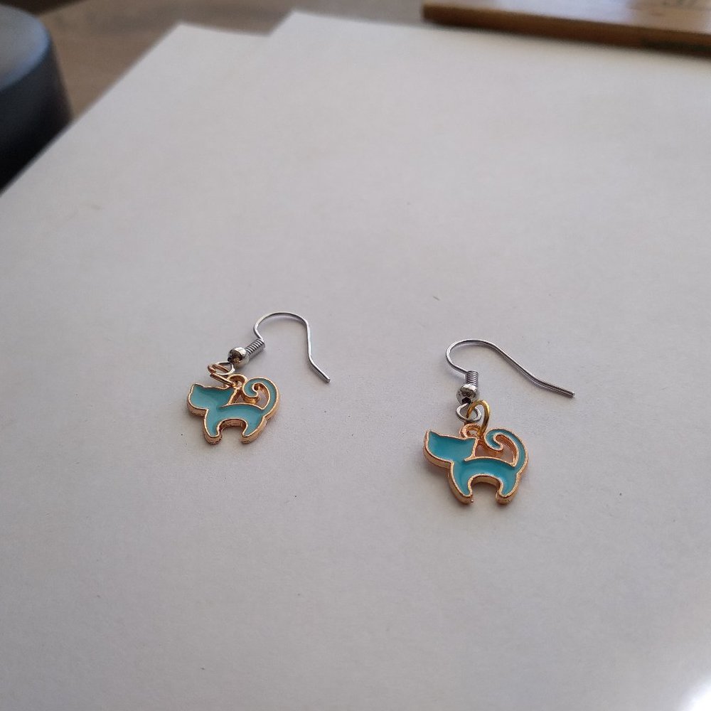 Blue and gold tone cats casual loop earrings